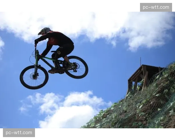 摄影师镜头下的山地自行车赛事精彩瞬间