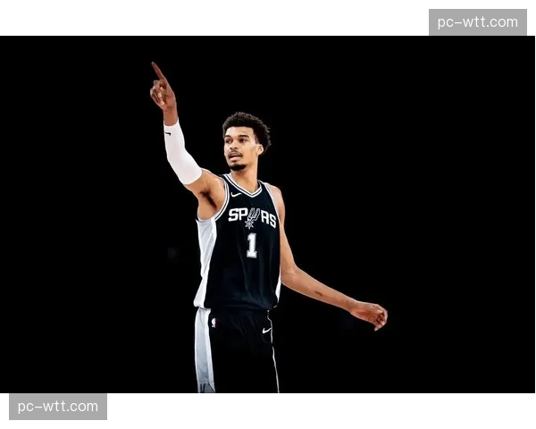 更衣室特写:维克托·文班亚马赛后加练罚球至场馆熄灯 更衣室特写:维克托·文班亚马赛后加练罚球至场馆熄灯