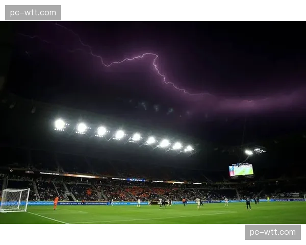 MLB比赛中，因突发雷暴天气，比赛中断两小时