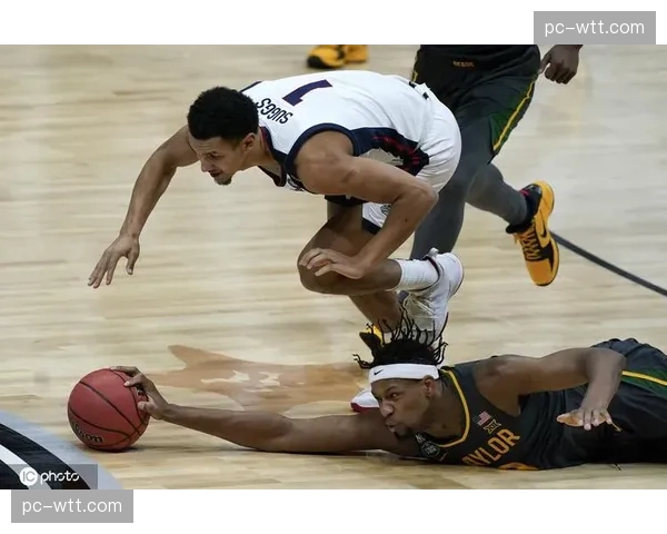 NCAA“疯狂三月”赛场，黑马球队绝杀后，球员与球迷冲入场内庆祝